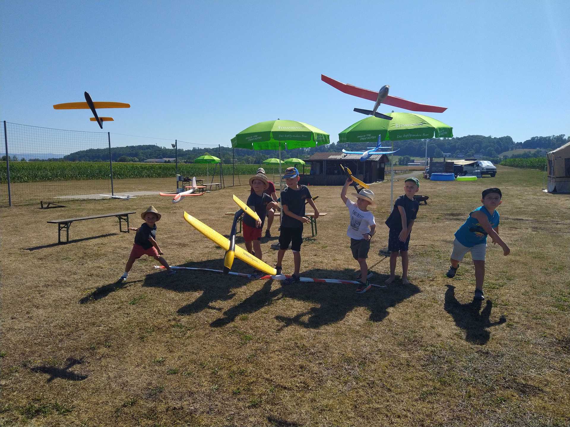 Foto: Kidscamp Startschuss, Kinder werfen gleichzeitig ihre Flugzeuge