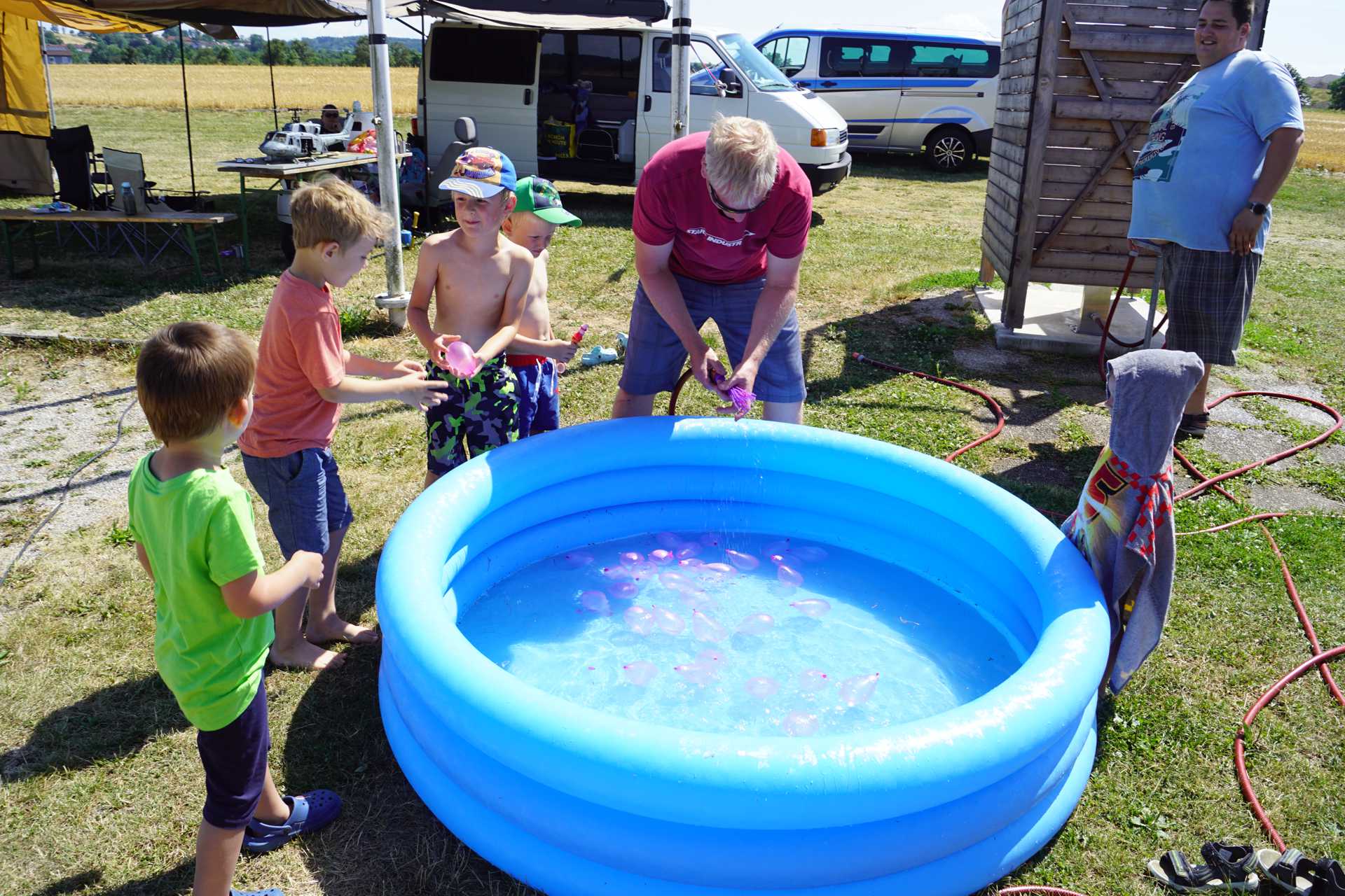 Foto: Befüllung der Wasserbomben im Kinderbecken (vergrößerte Ansicht)