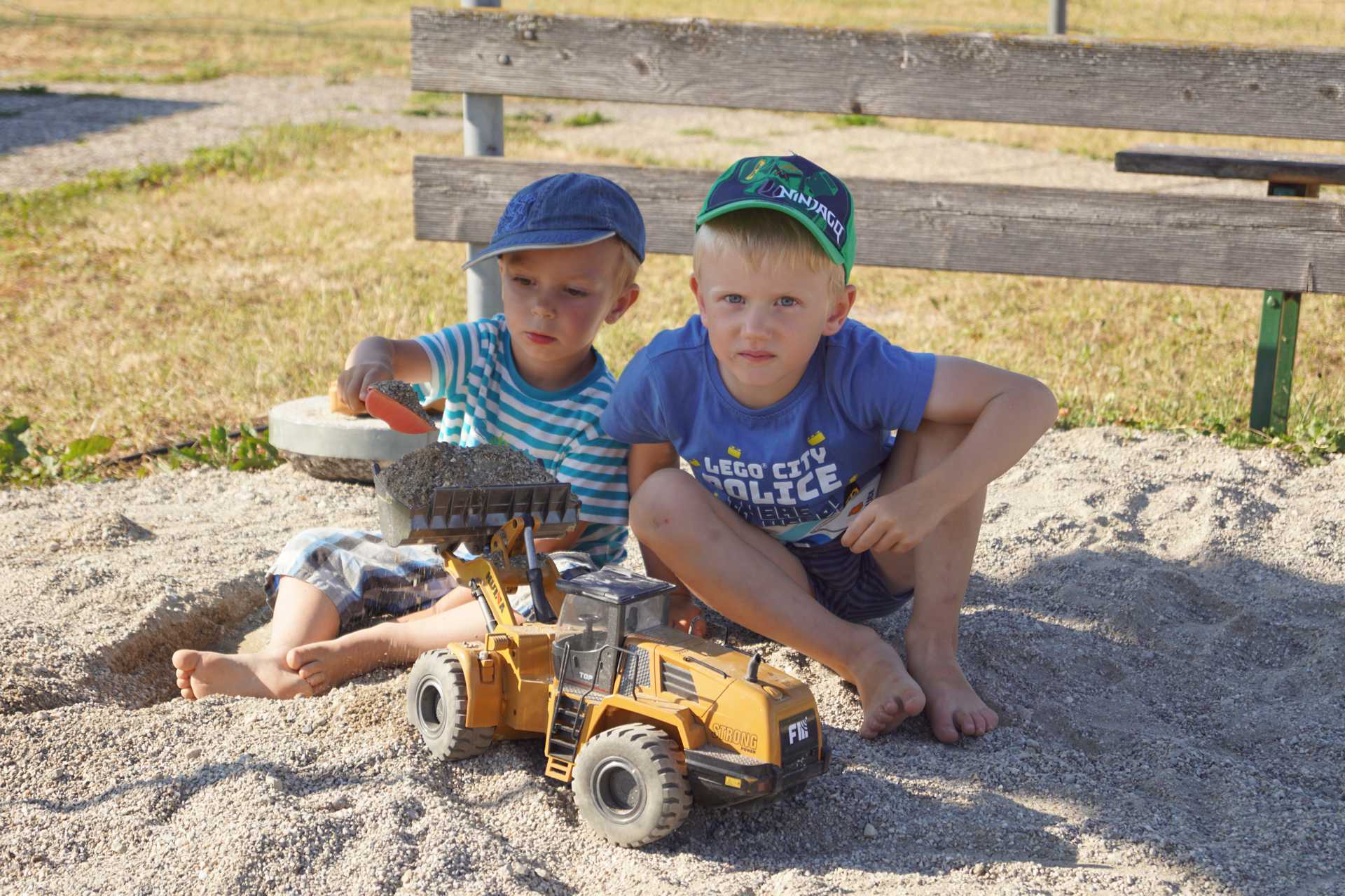 Foto: Sandkistenkinderfreundschaft (vergrößerte Ansicht)