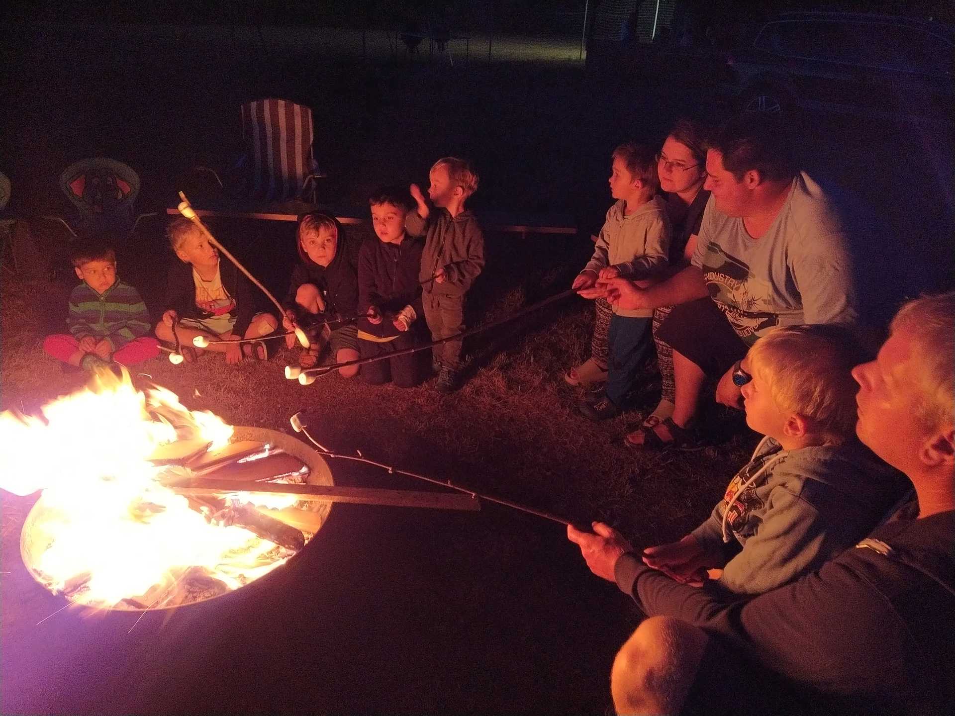 Foto: Grillen am Lagerfeuer mit allen Kindern (vergrößerte Ansicht)