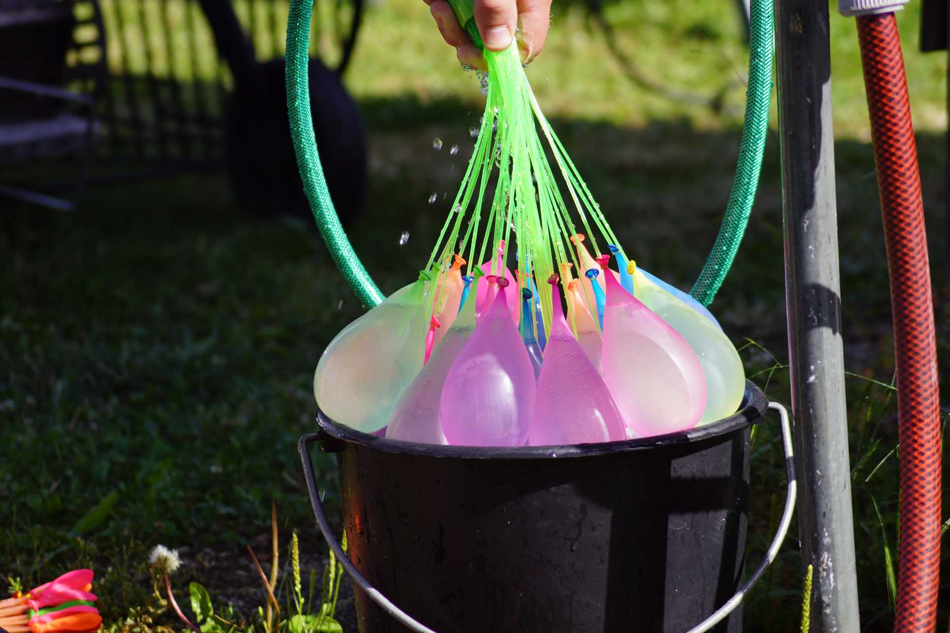 Foto: Befüllen von Wasserbomben (vergrößerte Ansicht)