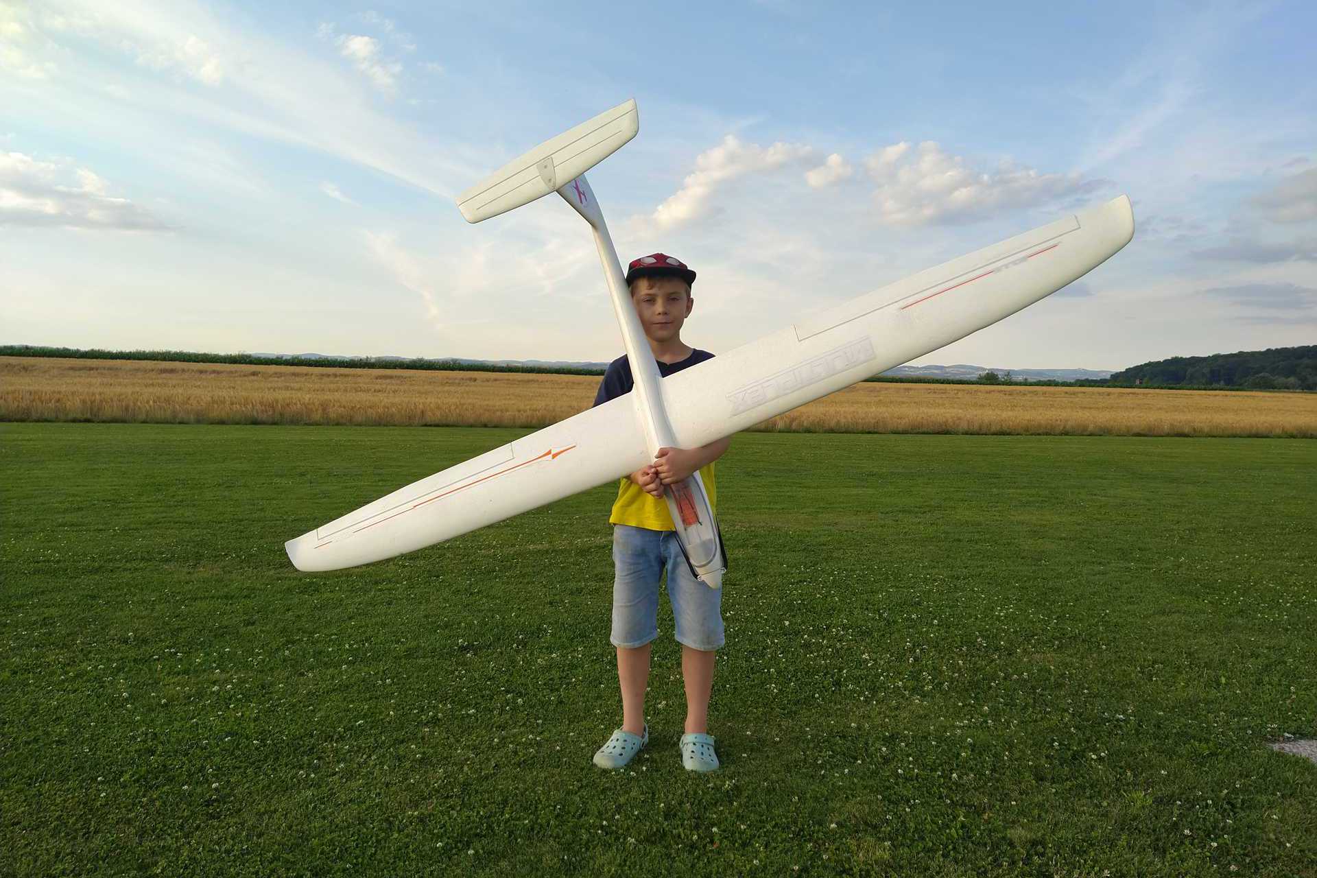 Foto: 7 jähriges Kind mit Modellsegelflugzeug (vergrößerte Ansicht)