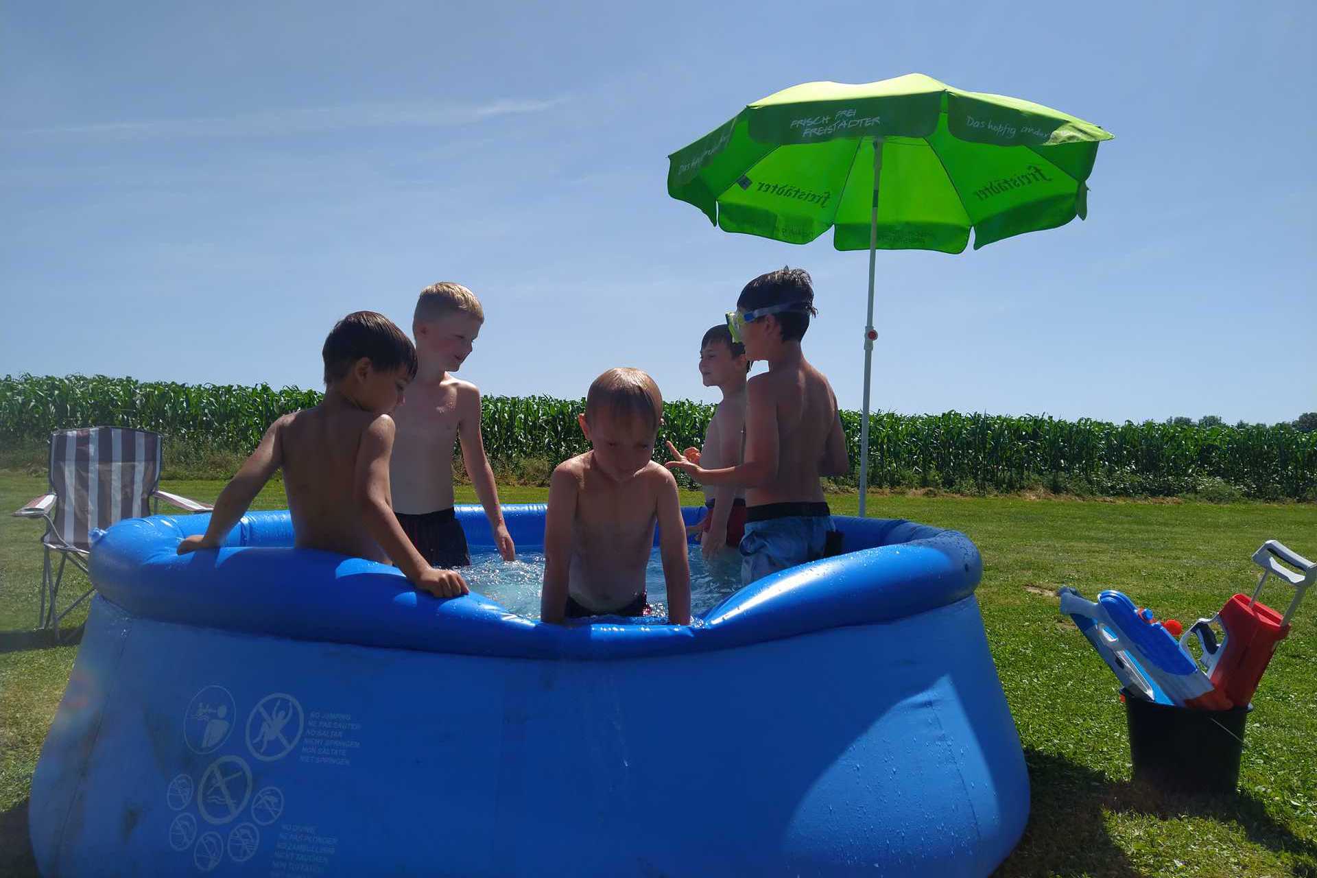 Foto: Kinder im Pool beim Baden (vergrößerte Ansicht)