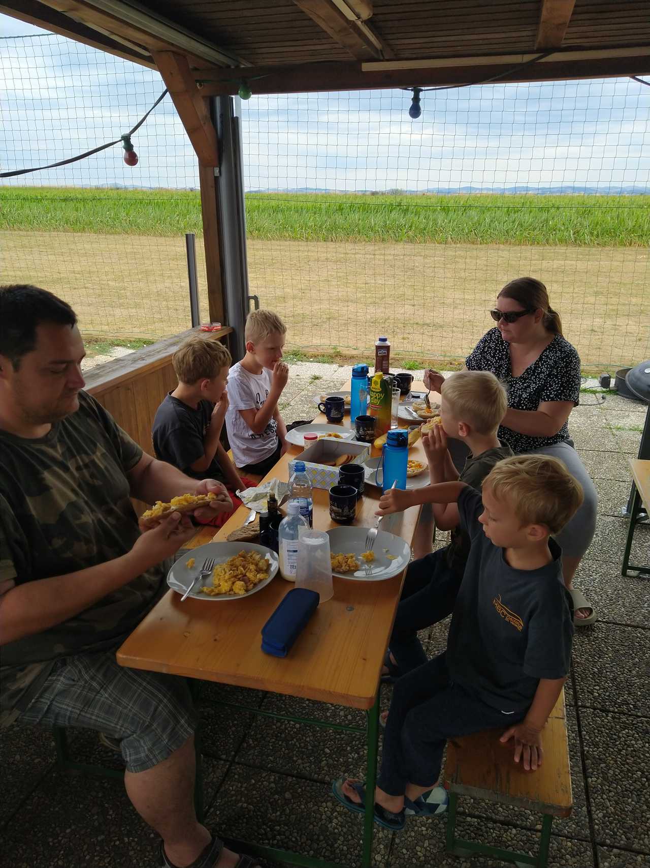 Foto: Kinder beim Frühstück