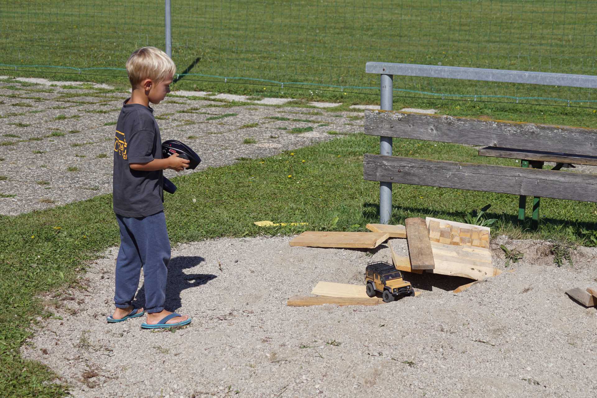 Kind fährt im Geschicklichkeitsparcour mit RC-Car