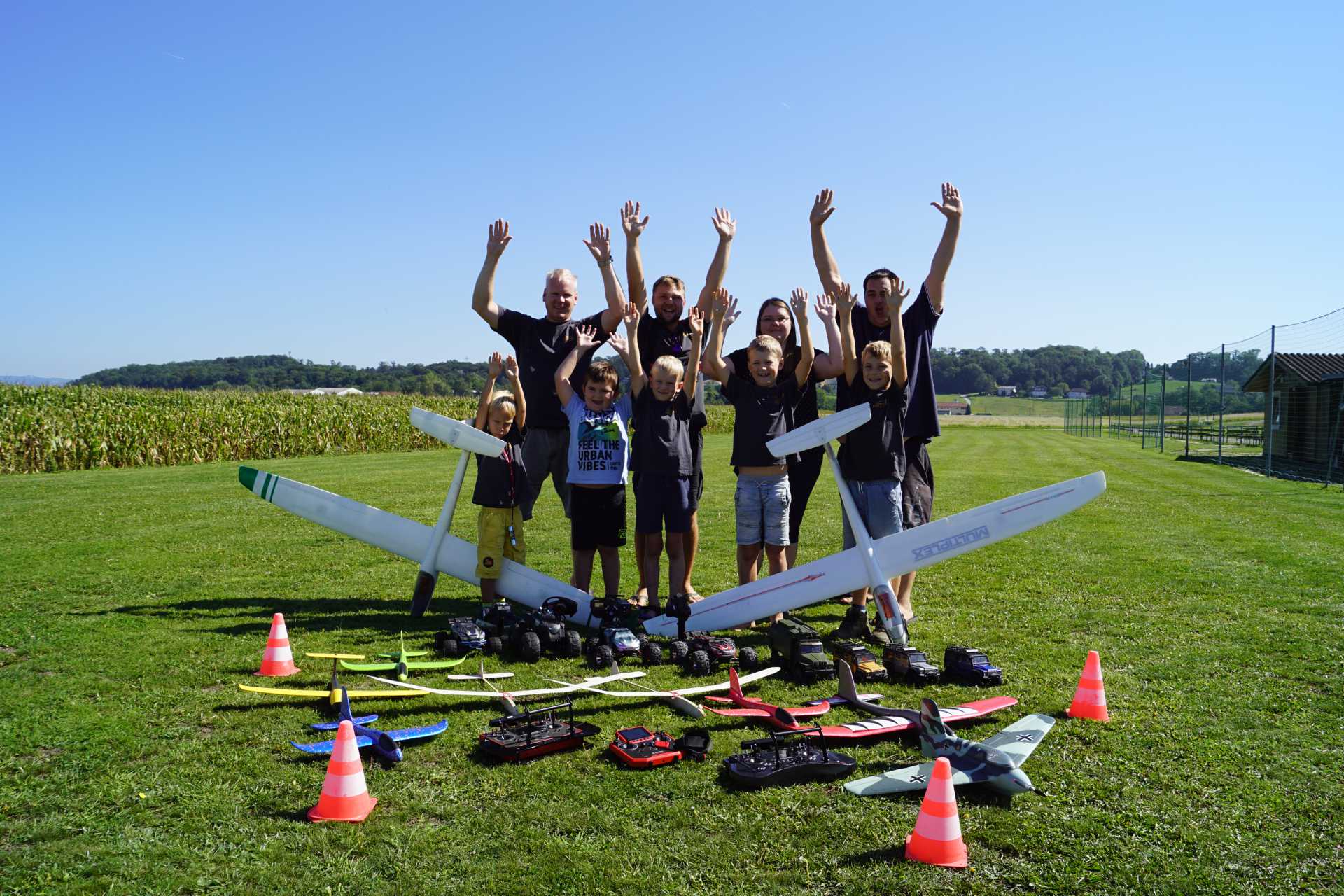 Gruppenfoto mit Kindern, Eltern, RC Flugzeugen und RC Cars