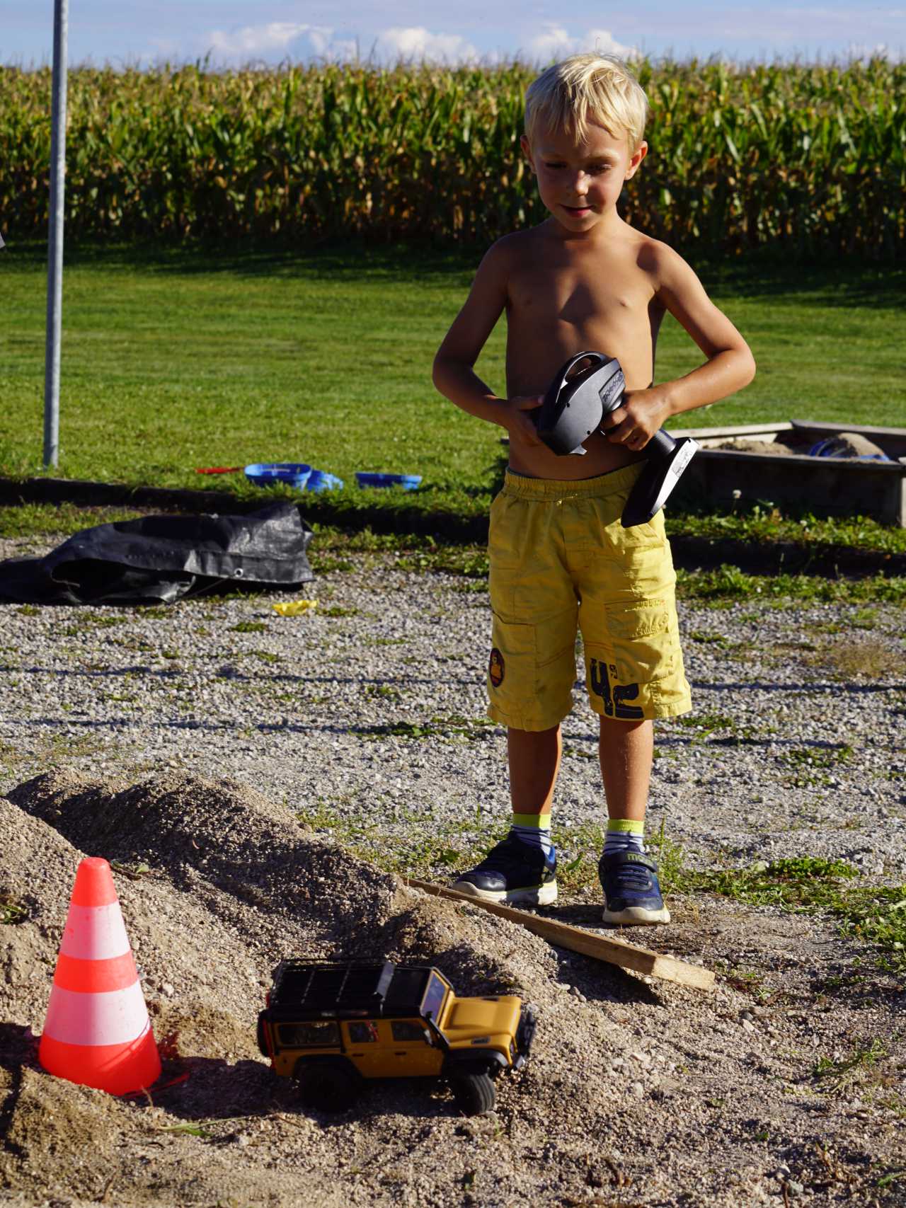 Kind spielt im Übungsparcour mit RC-Car