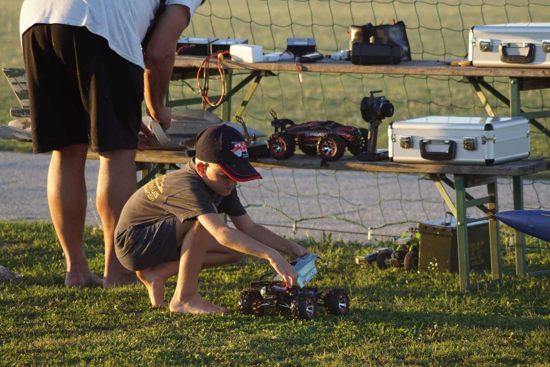 Kind beim Akkuwechseln von einem RC-Car